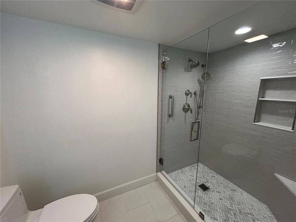 Active With Contract: $4,500 (3 beds, 3 baths, 1980 Square Feet)