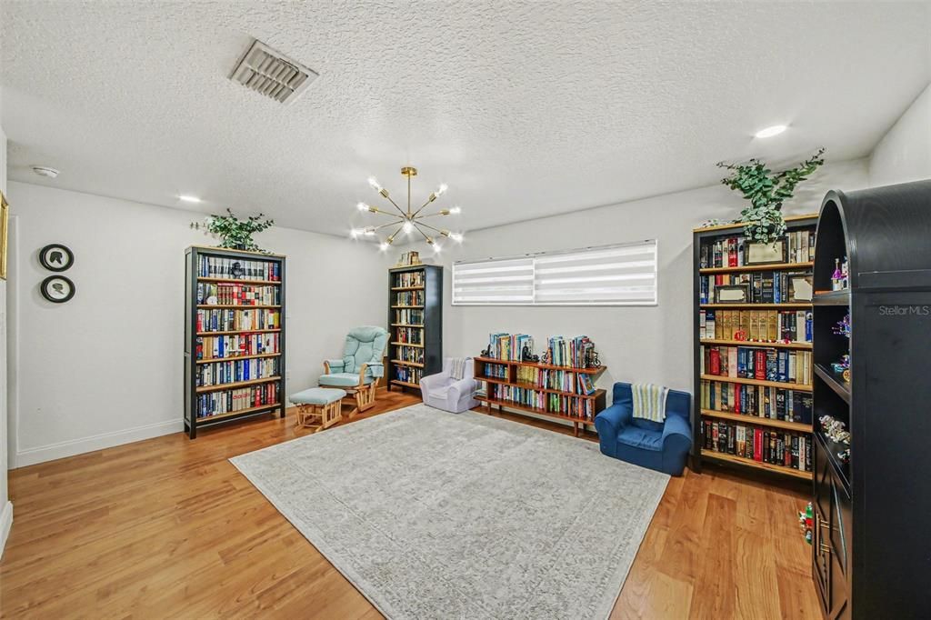 Под контрактом: $479,900 (4 спален, 2 ванн, 1879 Квадратных фут)