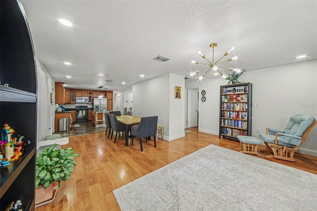 Под контрактом: $479,900 (4 спален, 2 ванн, 1879 Квадратных фут)