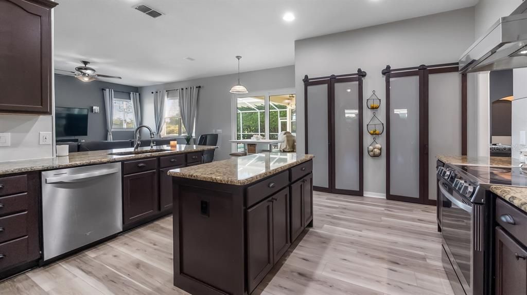 For Sale: $685,000 (5 beds, 4 baths, 3703 Square Feet)