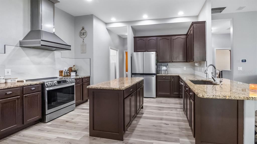 For Sale: $685,000 (5 beds, 4 baths, 3703 Square Feet)