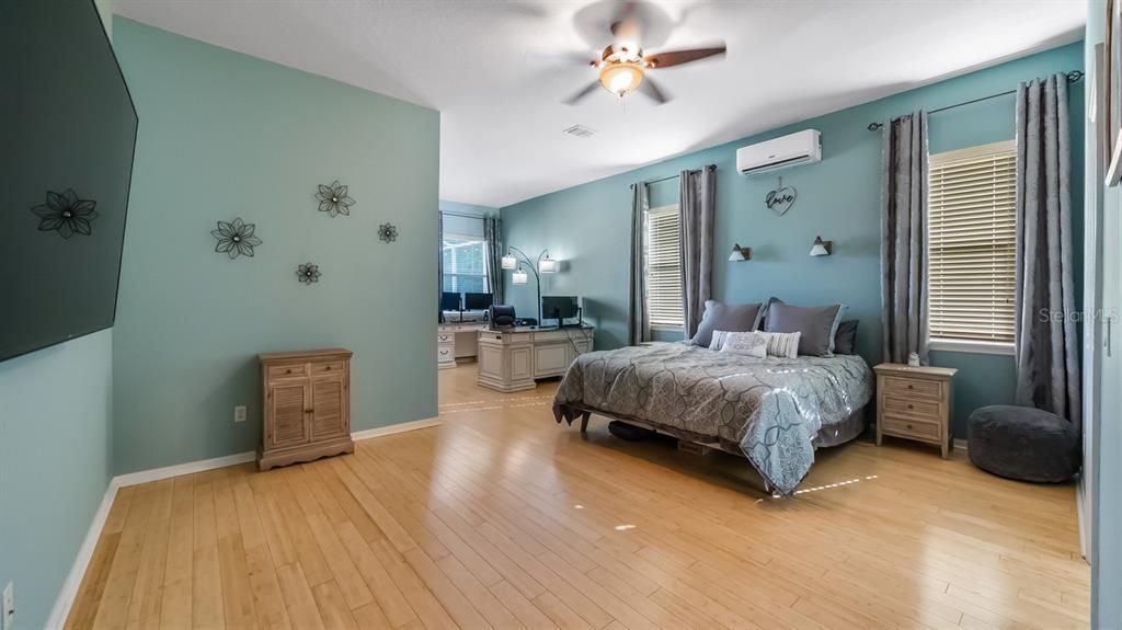 For Sale: $685,000 (5 beds, 4 baths, 3703 Square Feet)