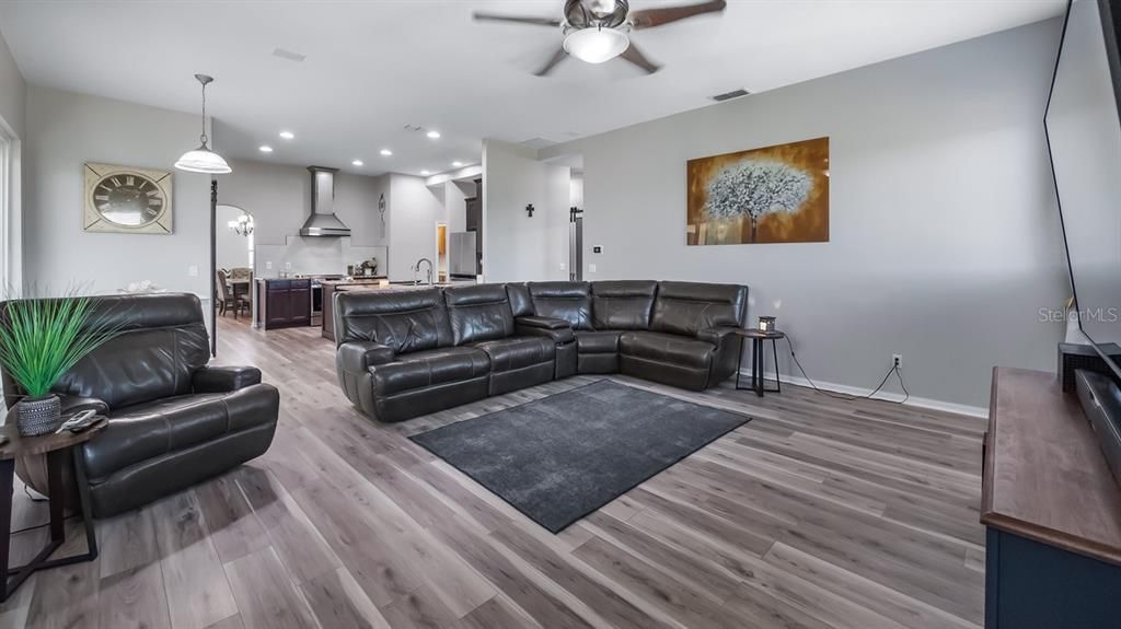 For Sale: $685,000 (5 beds, 4 baths, 3703 Square Feet)