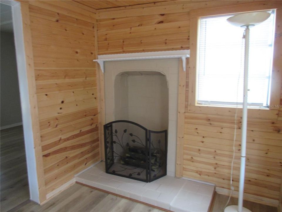 待售: $109,000 (2 贝兹, 1 浴室, 843 平方英尺)