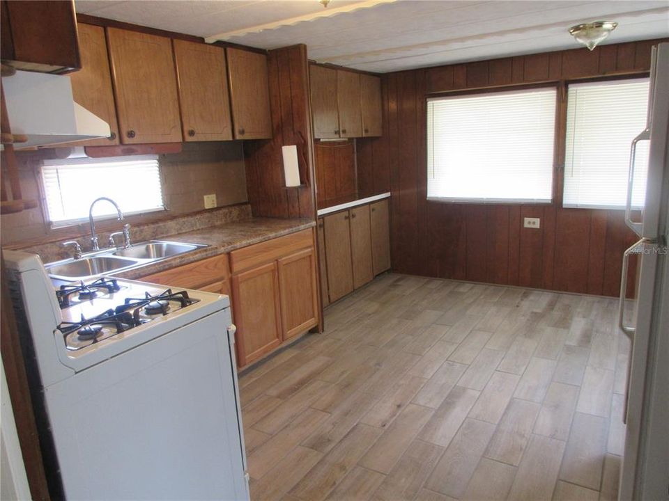 待售: $109,000 (2 贝兹, 1 浴室, 843 平方英尺)