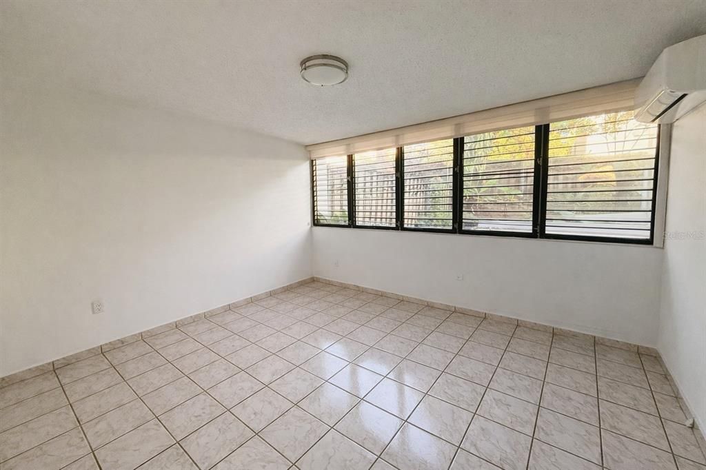 出租: $2,400 (3 贝兹, 2 浴室, 1200 平方英尺)