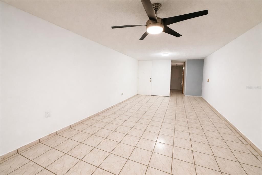 出租: $2,400 (3 贝兹, 2 浴室, 1200 平方英尺)