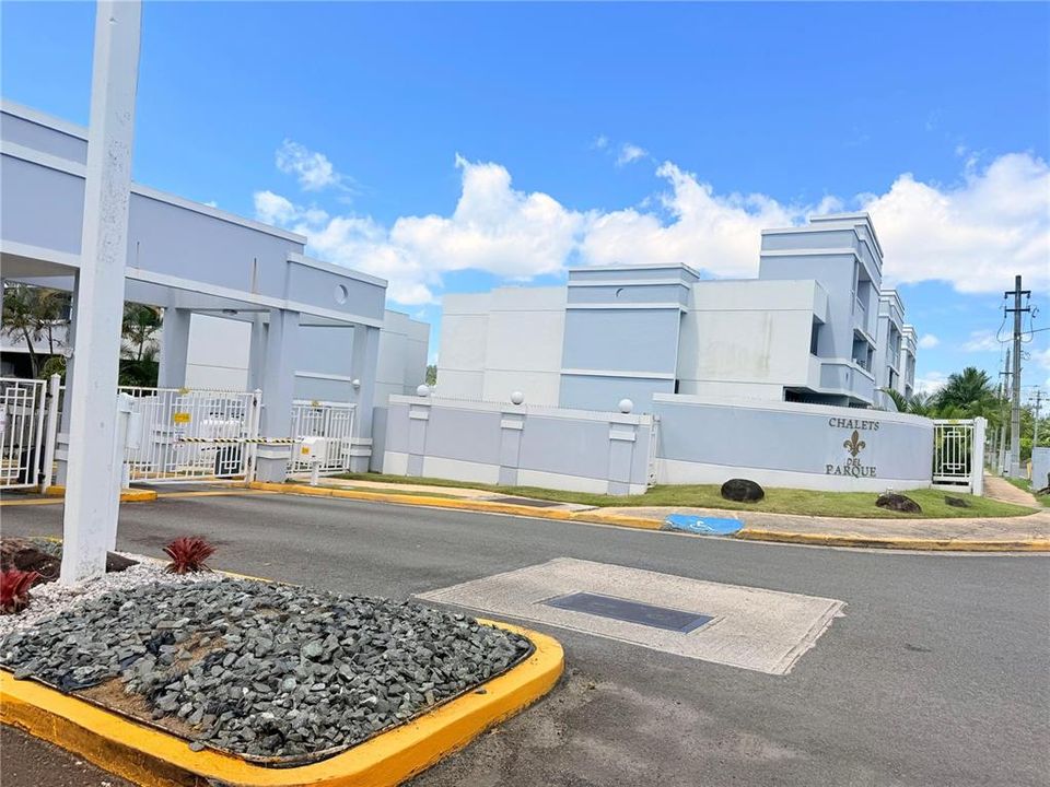 出租: $2,400 (3 贝兹, 2 浴室, 1200 平方英尺)