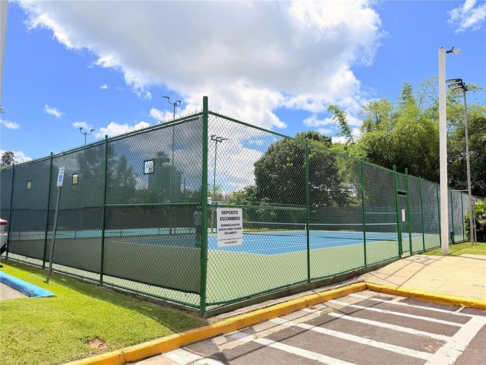 出租: $2,400 (3 贝兹, 2 浴室, 1200 平方英尺)