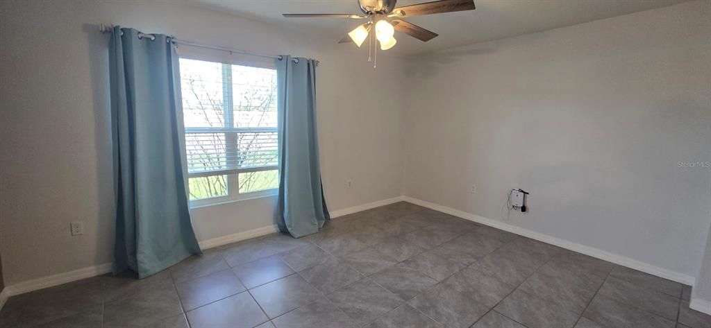 Activo con contrato: $1,850 (4 camas, 2 baños, 1816 Pies cuadrados)