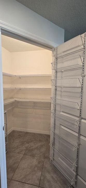 Activo con contrato: $1,850 (4 camas, 2 baños, 1816 Pies cuadrados)
