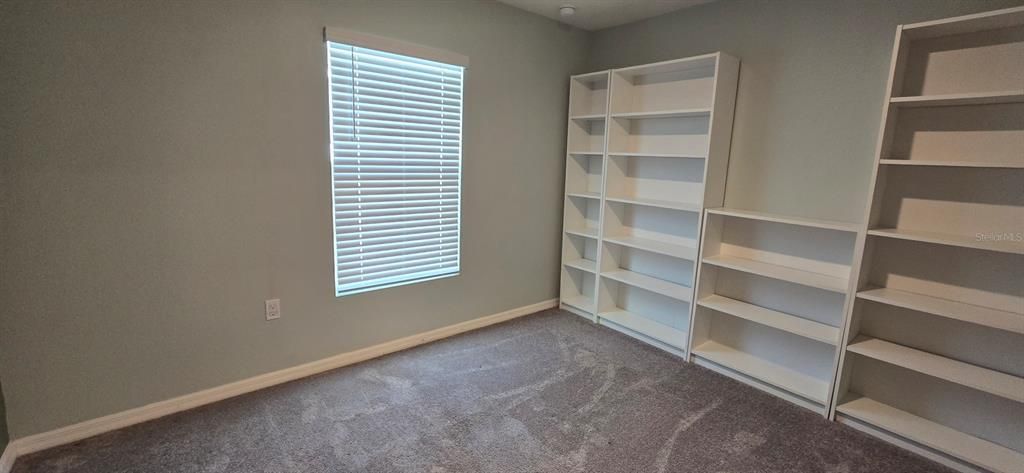 Activo con contrato: $1,850 (4 camas, 2 baños, 1816 Pies cuadrados)