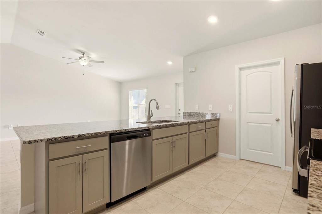 En Venta: $339,900 (4 camas, 2 baños, 1719 Pies cuadrados)