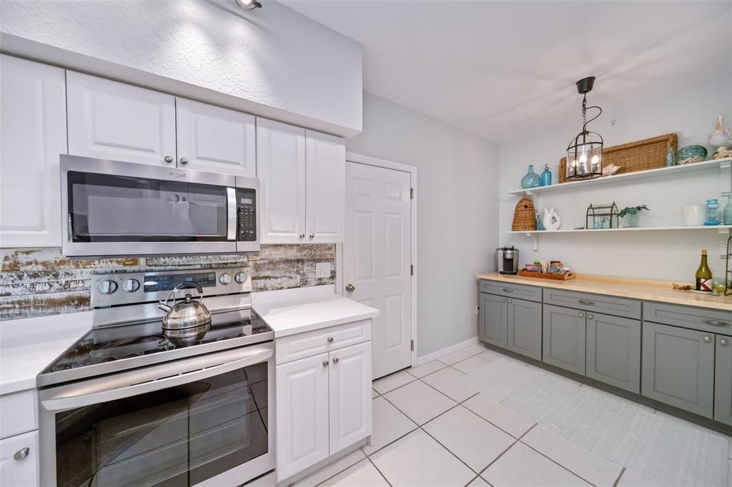 Active With Contract: $275,000 (2 beds, 2 baths, 1353 Square Feet)