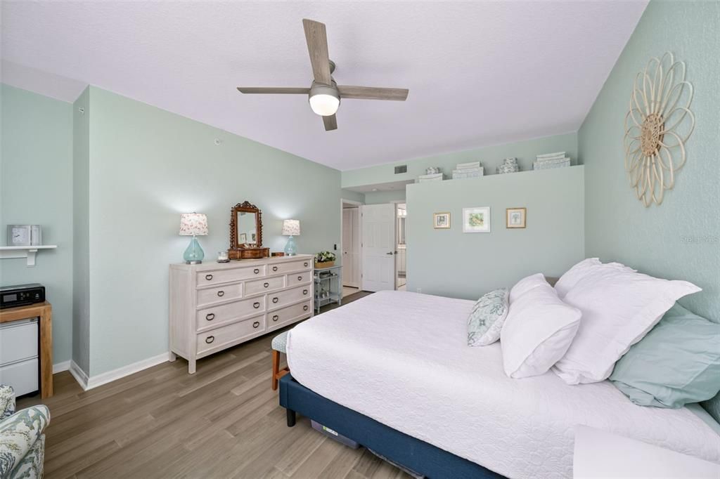 Active With Contract: $275,000 (2 beds, 2 baths, 1353 Square Feet)