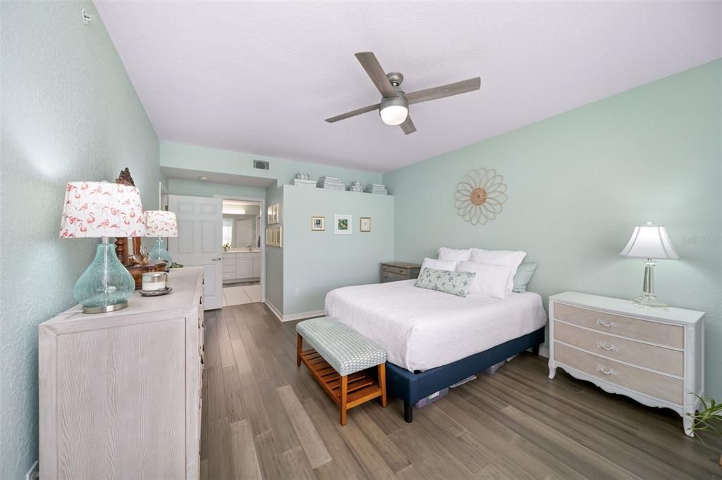 Active With Contract: $275,000 (2 beds, 2 baths, 1353 Square Feet)