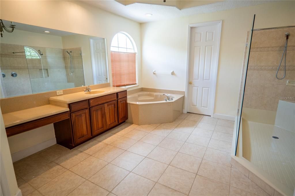 Active With Contract: $899,000 (4 beds, 5 baths, 5326 Square Feet)