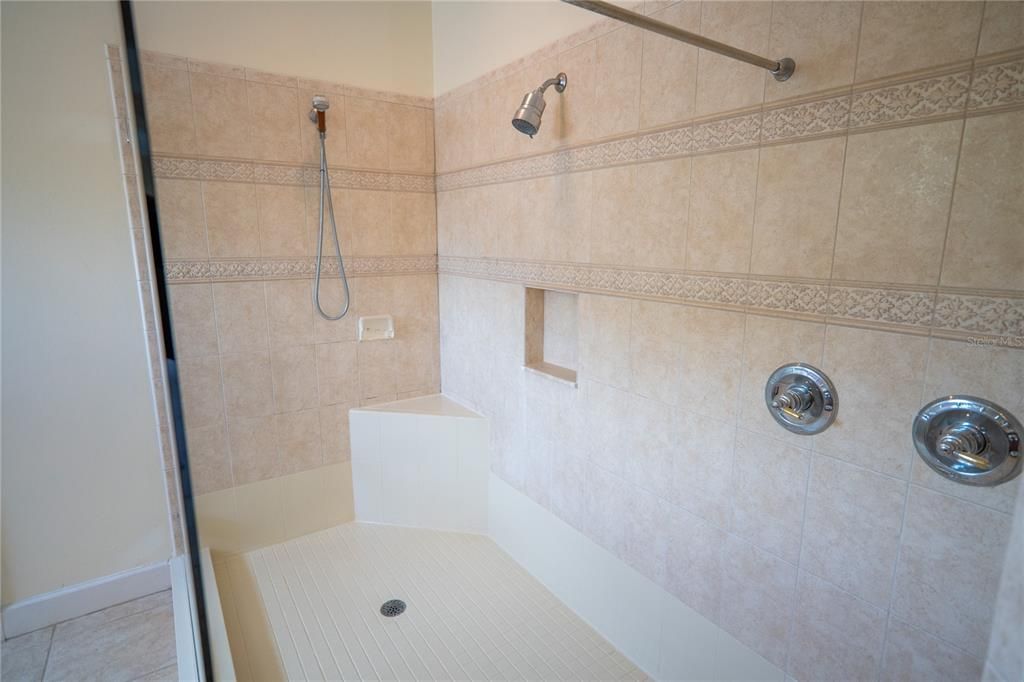 Active With Contract: $899,000 (4 beds, 5 baths, 5326 Square Feet)