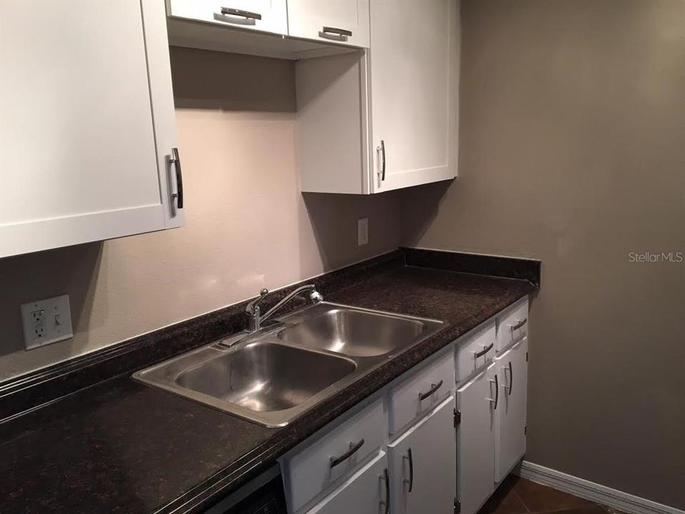 待售: $169,900 (1 贝兹, 1 浴室, 613 平方英尺)