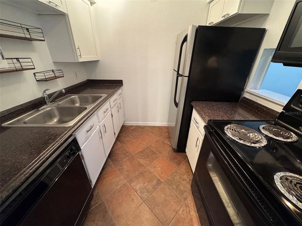 待售: $169,900 (1 贝兹, 1 浴室, 613 平方英尺)