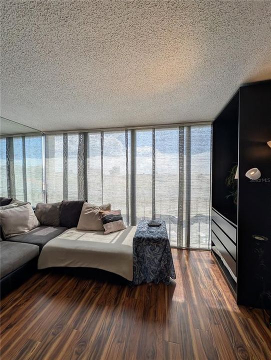 For Rent: $1,800 (0 beds, 0 baths, 439 Square Feet)