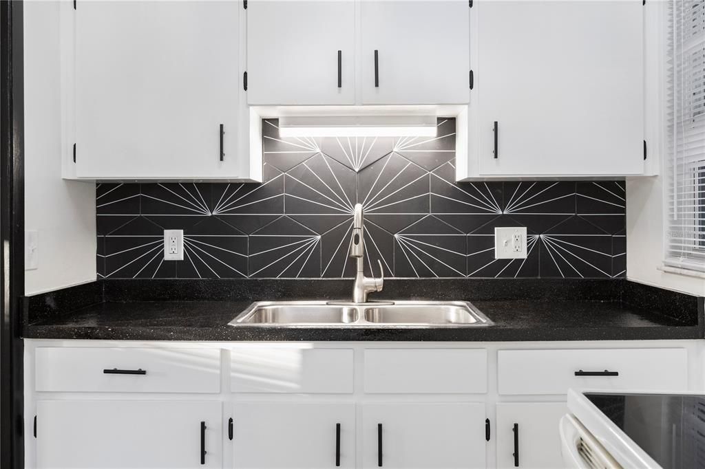 待售: $600,000 (3 贝兹, 0 浴室, 1390 平方英尺)