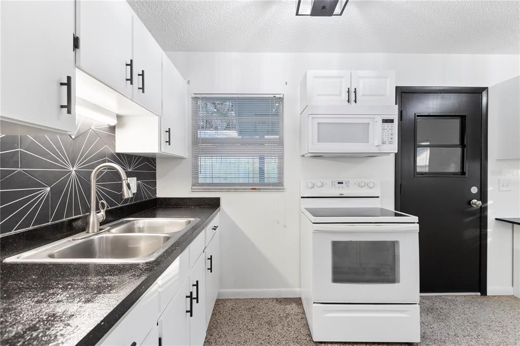 待售: $600,000 (3 贝兹, 0 浴室, 1390 平方英尺)