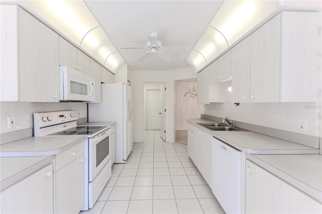 For Sale: $230,000 (2 beds, 2 baths, 1409 Square Feet)