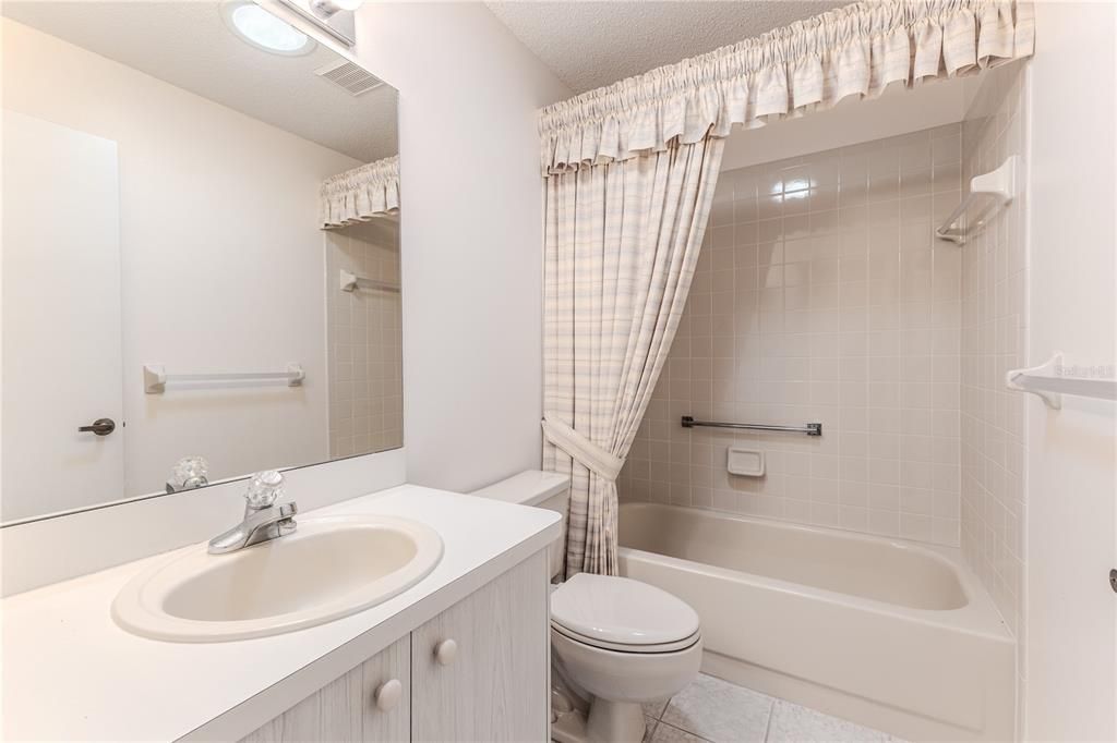 For Sale: $230,000 (2 beds, 2 baths, 1409 Square Feet)