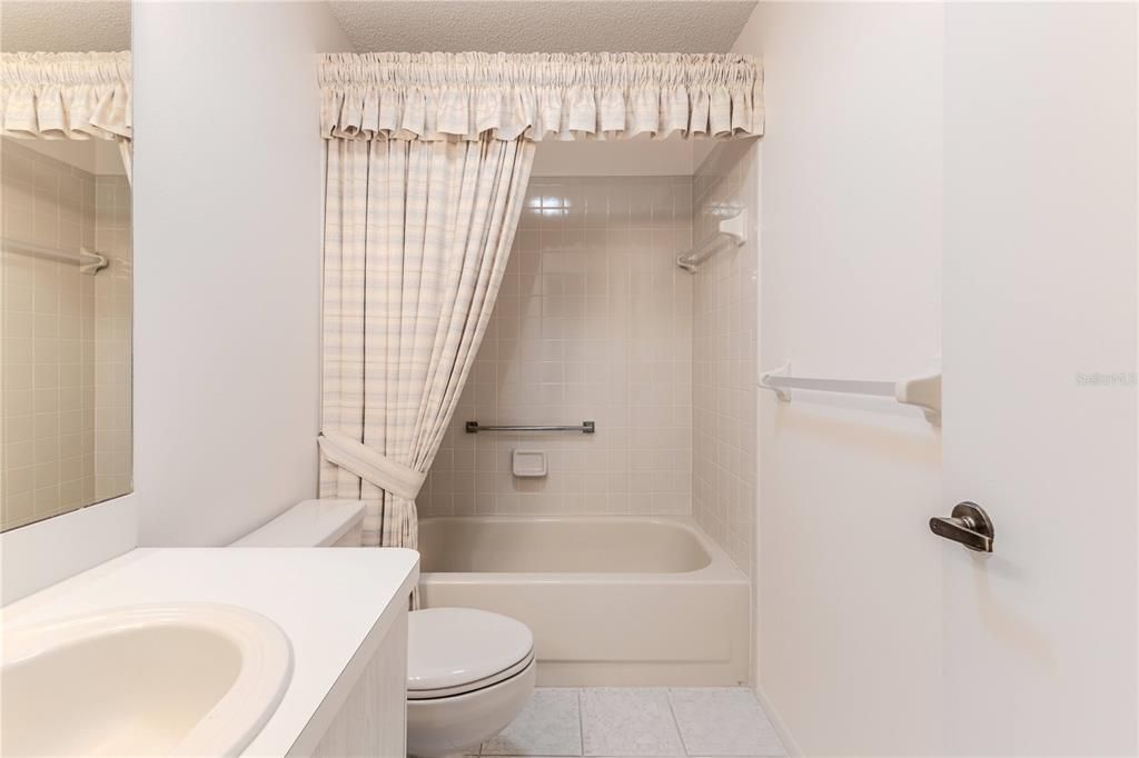 For Sale: $230,000 (2 beds, 2 baths, 1409 Square Feet)