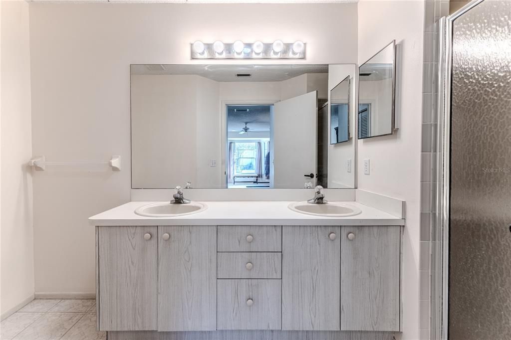 For Sale: $230,000 (2 beds, 2 baths, 1409 Square Feet)