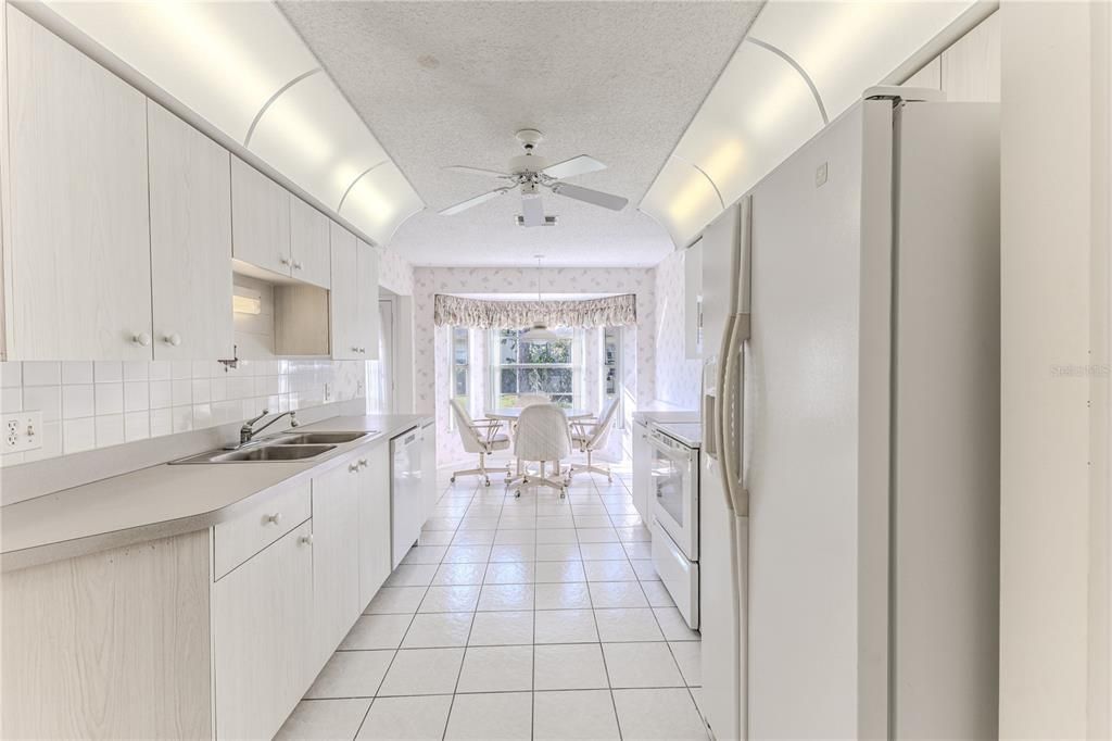 For Sale: $230,000 (2 beds, 2 baths, 1409 Square Feet)