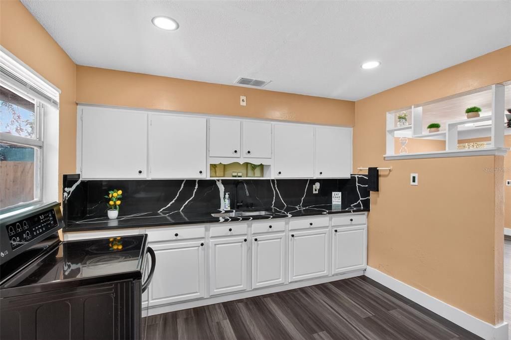 Activo con contrato: $275,000 (3 camas, 1 baños, 1052 Pies cuadrados)