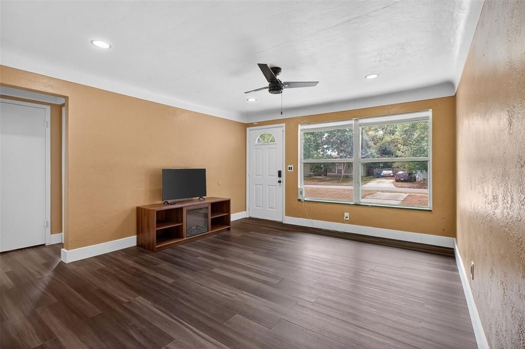 Activo con contrato: $275,000 (3 camas, 1 baños, 1052 Pies cuadrados)