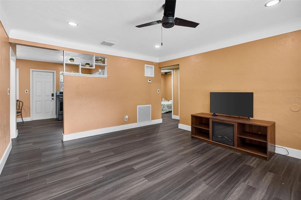Activo con contrato: $275,000 (3 camas, 1 baños, 1052 Pies cuadrados)