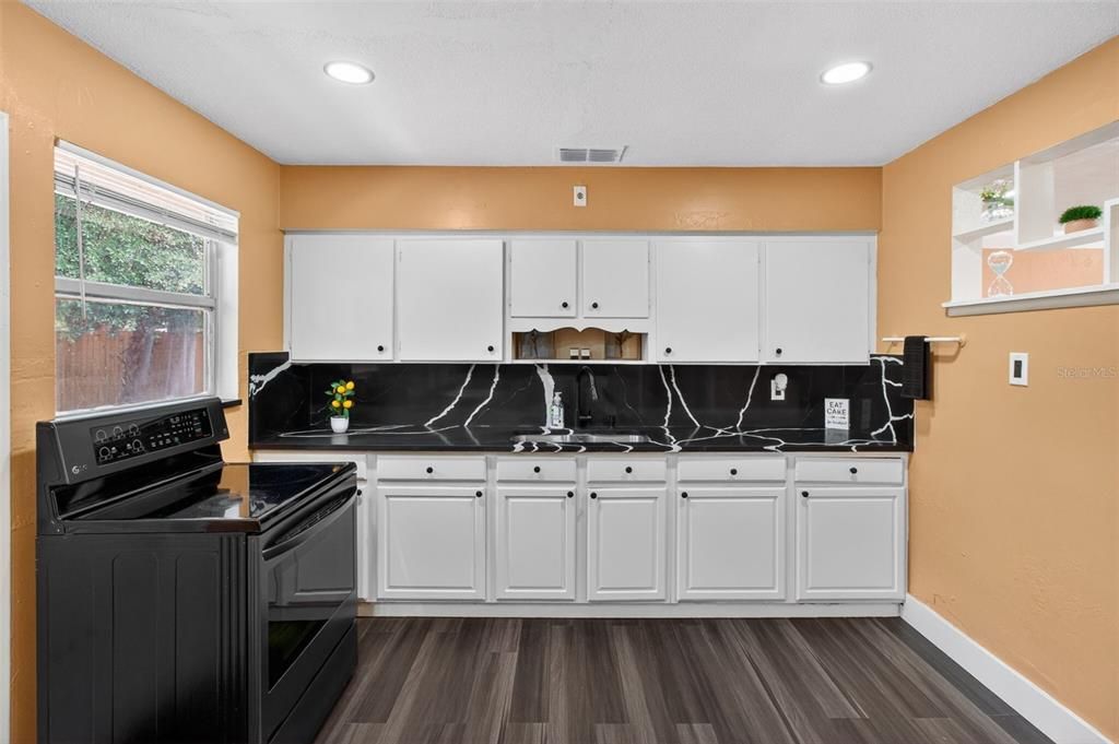 Activo con contrato: $275,000 (3 camas, 1 baños, 1052 Pies cuadrados)