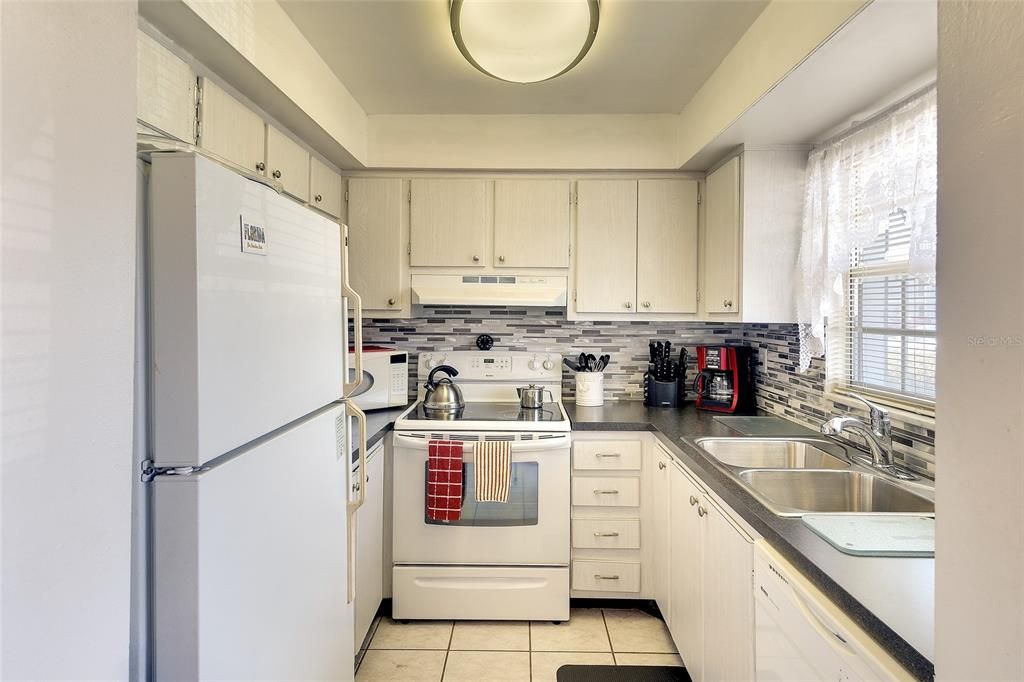 For Sale: $89,000 (1 beds, 1 baths, 725 Square Feet)