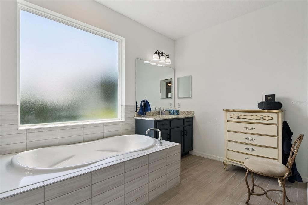 Activo con contrato: $779,000 (4 camas, 3 baños, 2826 Pies cuadrados)