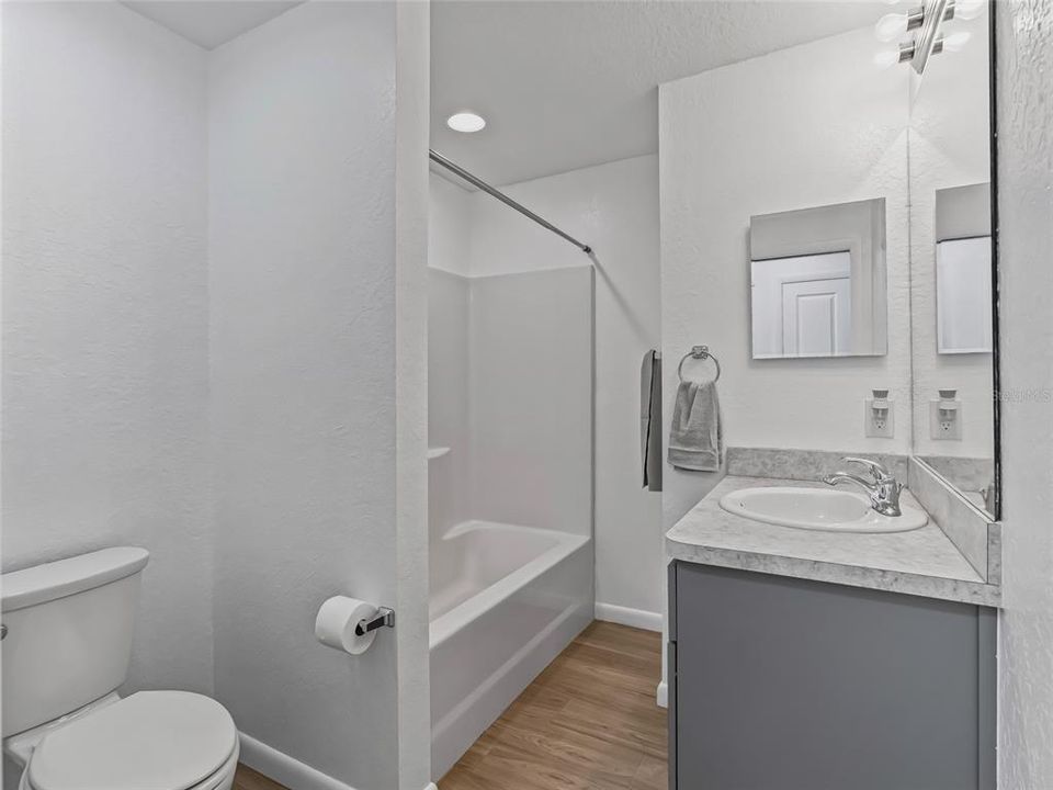 На продажу: $299,000 (2 спален, 2 ванн, 1260 Квадратных фут)