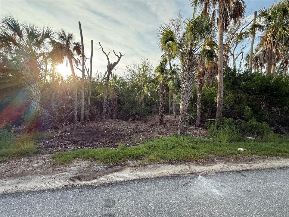 На продажу: $21,000 (0.09 acres)