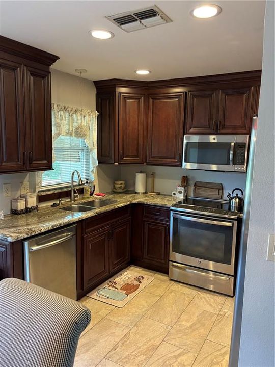 For Rent: $2,200 (2 beds, 2 baths, 934 Square Feet)