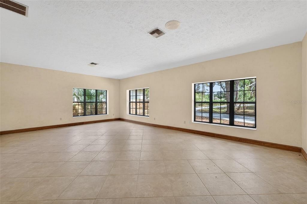 Activo con contrato: $800,000 (4 camas, 4 baños, 4819 Pies cuadrados)