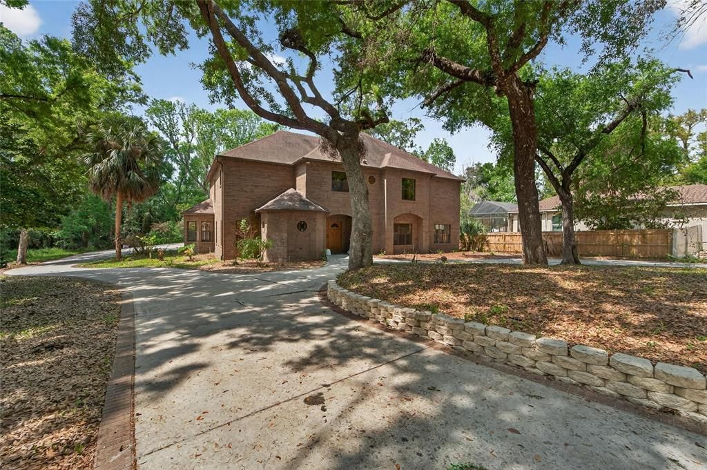 Activo con contrato: $800,000 (4 camas, 4 baños, 4819 Pies cuadrados)