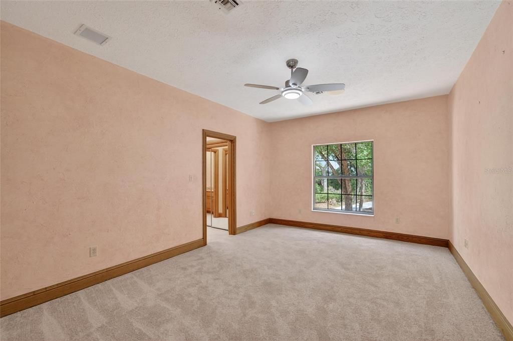 Activo con contrato: $800,000 (4 camas, 4 baños, 4819 Pies cuadrados)