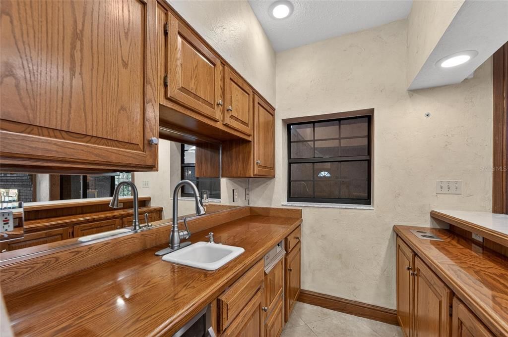 Activo con contrato: $800,000 (4 camas, 4 baños, 4819 Pies cuadrados)