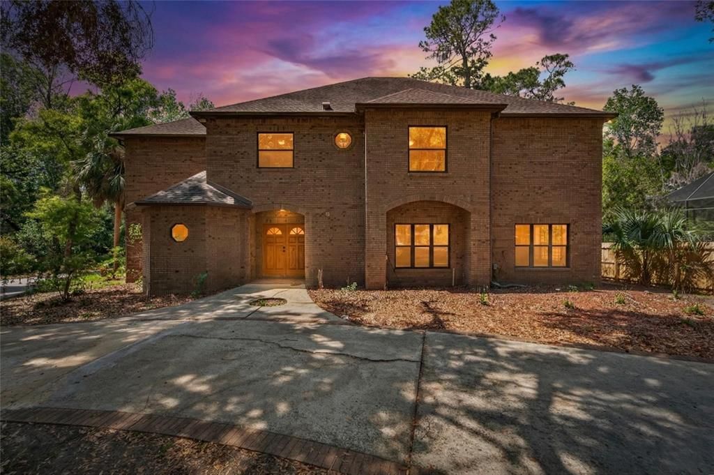 Activo con contrato: $800,000 (4 camas, 4 baños, 4819 Pies cuadrados)