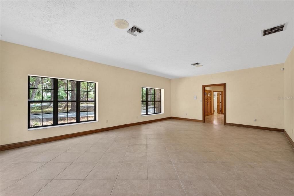 Activo con contrato: $800,000 (4 camas, 4 baños, 4819 Pies cuadrados)