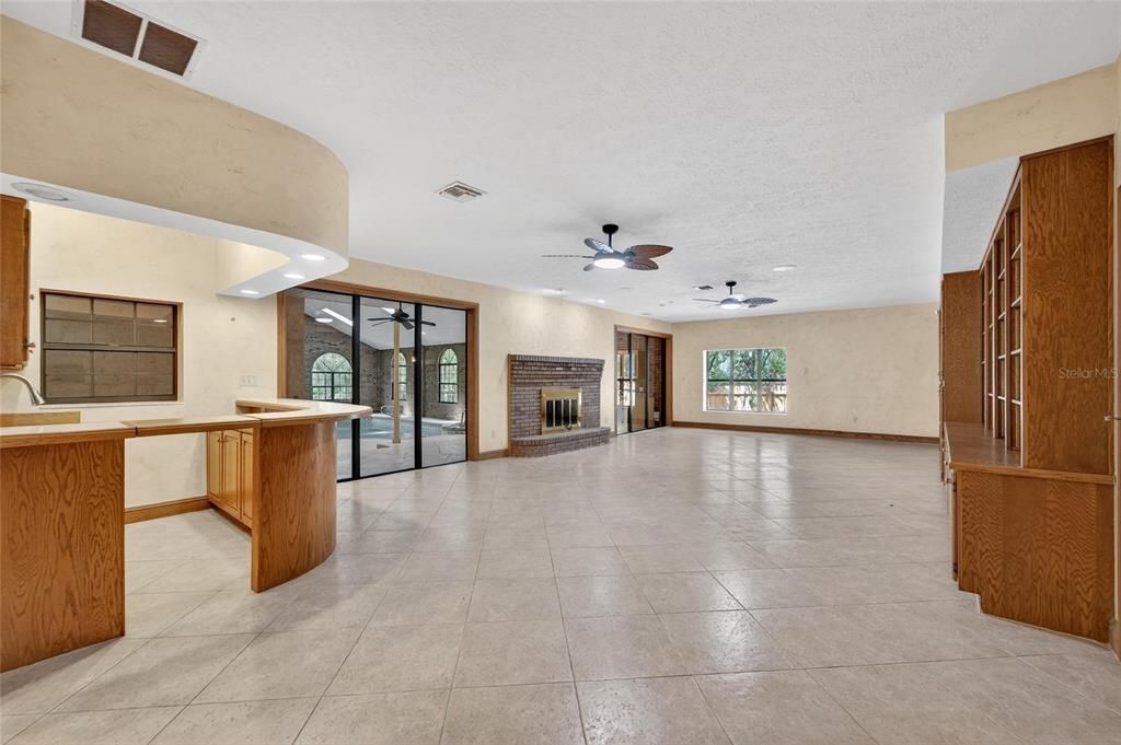 Activo con contrato: $800,000 (4 camas, 4 baños, 4819 Pies cuadrados)