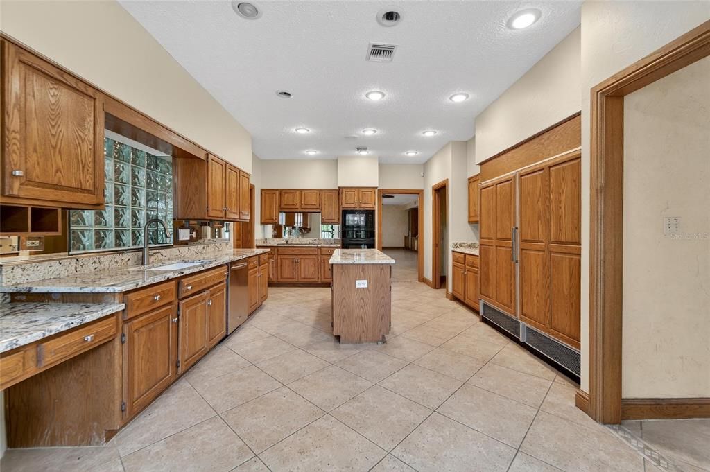 Activo con contrato: $800,000 (4 camas, 4 baños, 4819 Pies cuadrados)