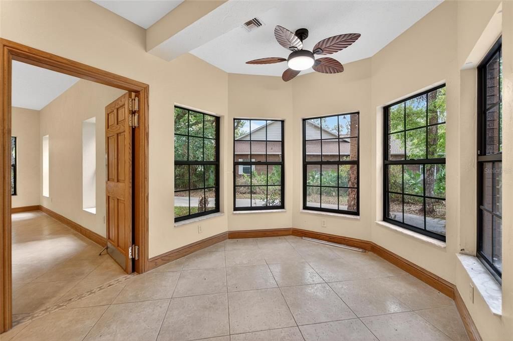Activo con contrato: $800,000 (4 camas, 4 baños, 4819 Pies cuadrados)